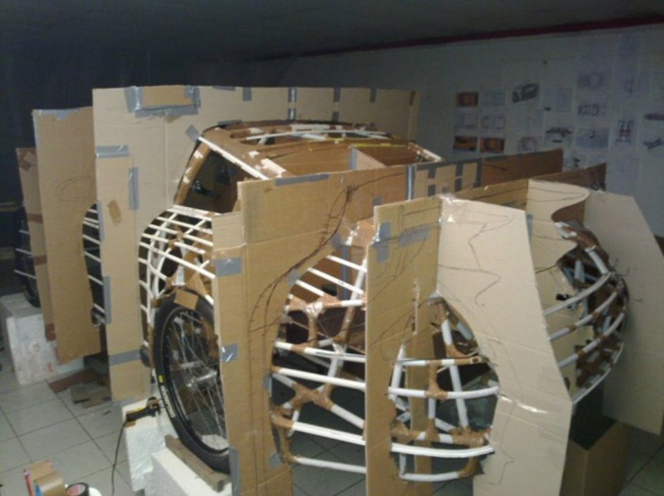 澳牛人用紙板做成保時(shí)捷被收入博物館 澳牛人用紙板做成保時(shí)捷被收入博物館