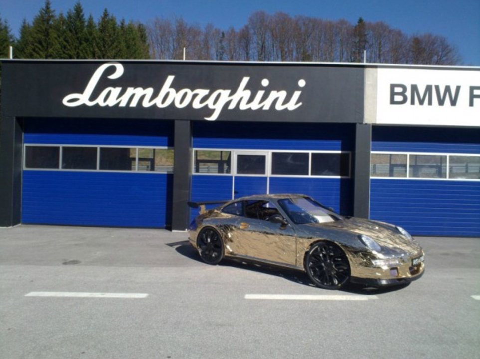 澳牛人用紙板做成保時(shí)捷被收入博物館 澳牛人用紙板做成保時(shí)捷被收入博物館