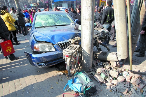看看這兩起禍事 駕車時需當心 看看這兩起禍事 駕車時需當心
