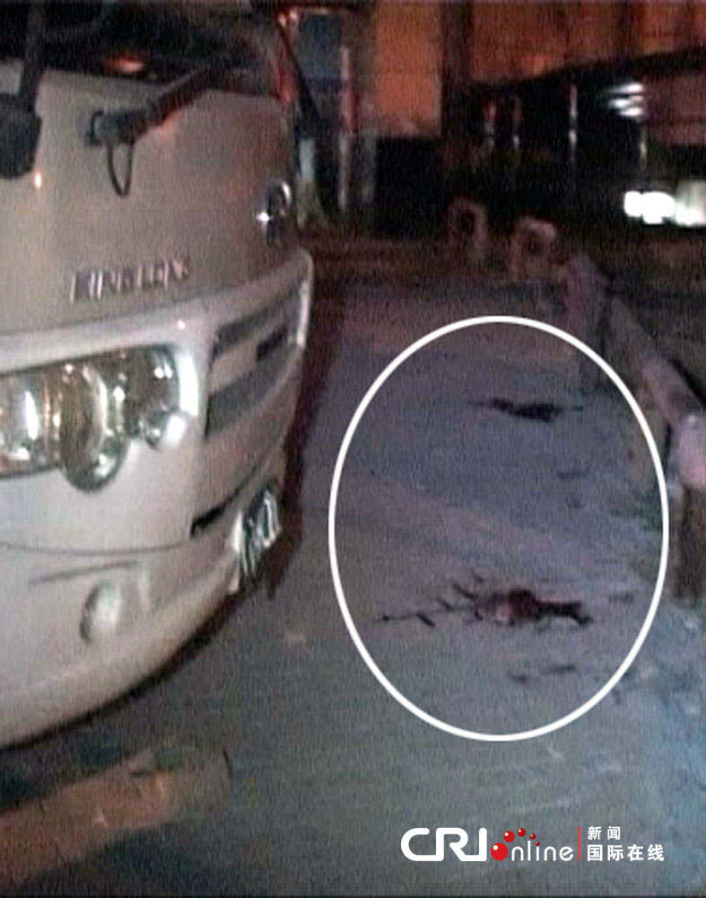 南京一女子當街產(chǎn)嬰 隨后棄子離開 南京一女子當街產(chǎn)嬰 隨后棄子離開