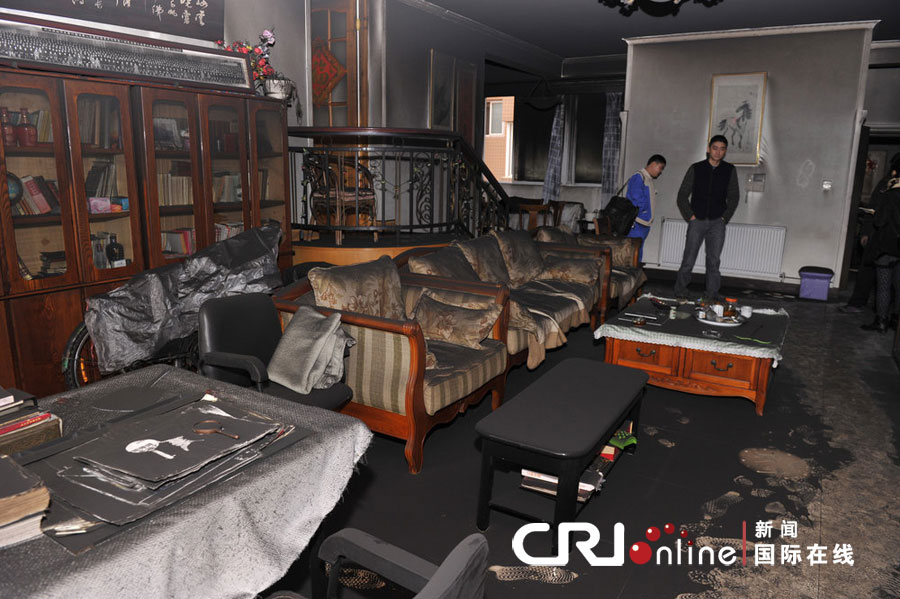 成都一飲水機自燃 屋子被熏成“黑煤窯” 成都一飲水機自燃 屋子被熏成“黑煤窯”