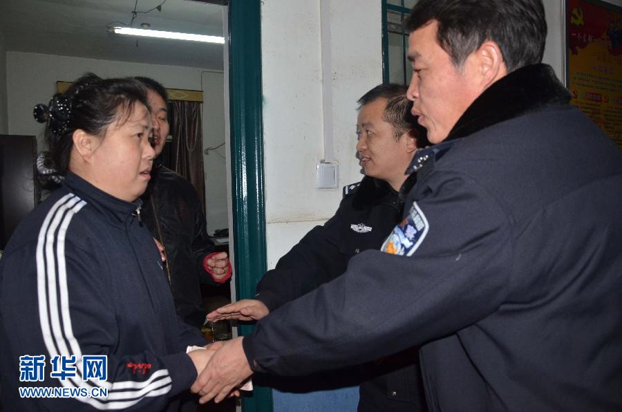 (中國網(wǎng)事·新華網(wǎng)·圖文互動)(1)務(wù)工者萬元現(xiàn)金掉入列車便池散落鐵軌 民警冒雨沿路撿回 (中國網(wǎng)事·新華網(wǎng)·圖文互動)(1)務(wù)工者萬元現(xiàn)金掉入列車便池散落鐵軌 民警冒雨沿路撿回