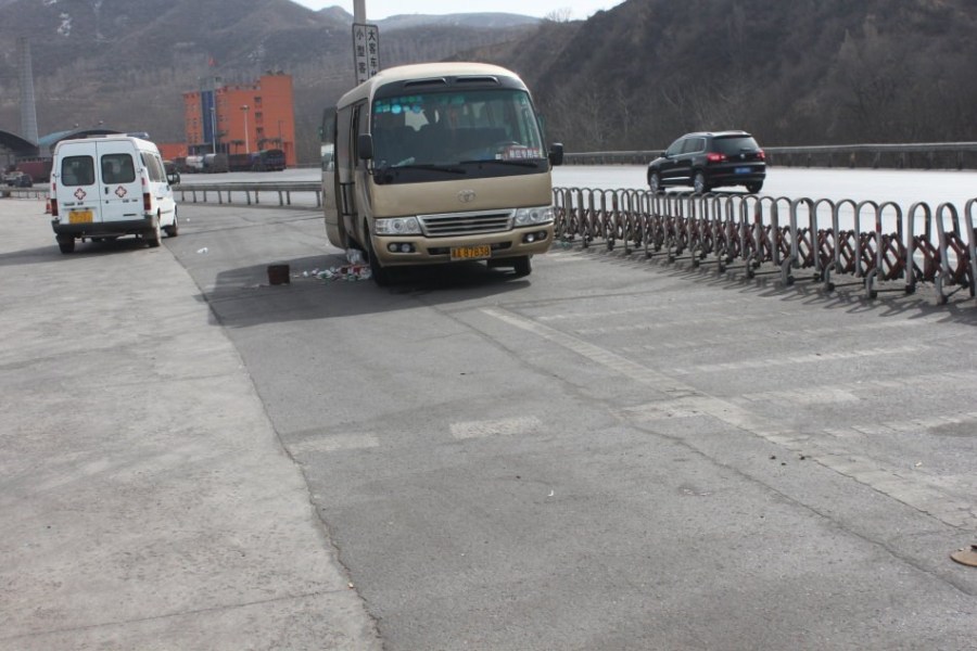 司機夜抵收費站被攔 次日困死車內(nèi) 司機夜抵收費站被攔 次日困死車內(nèi)