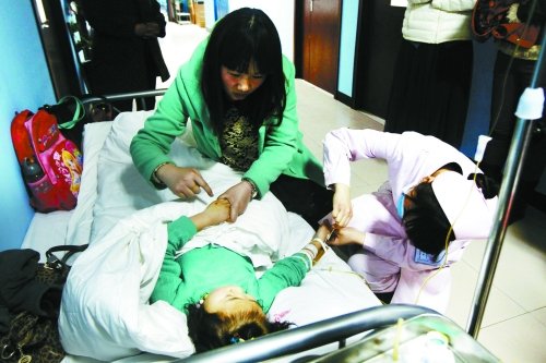 飛來(lái)橫禍 兩名小學(xué)生被路邊兩米高圍墻壓倒 飛來(lái)橫禍 兩名小學(xué)生被路邊兩米高圍墻壓倒