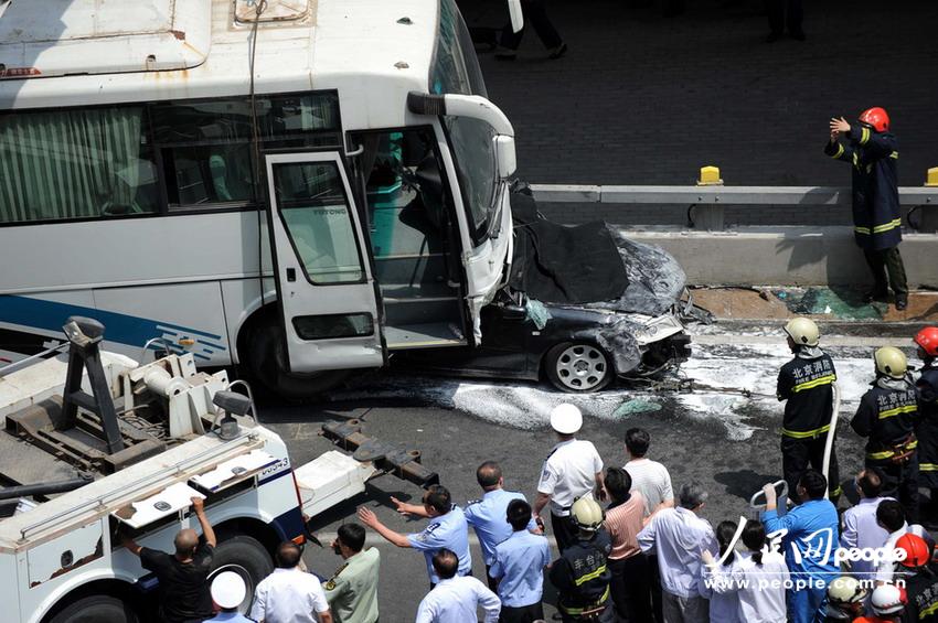 北京大客車追尾碾壓奧迪司機被困車中。
