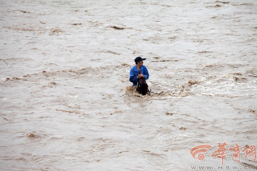 消防官兵試圖將救援的繩索扔到河中央，然而嘗試幾次都失敗。此時(shí)，河水已經(jīng)淹沒到四周，男子在一平方米的“