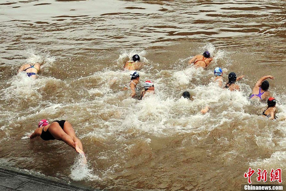 圖為參加搶渡賽的女選手們劈波斬浪。中新社發(fā) 張暢 攝