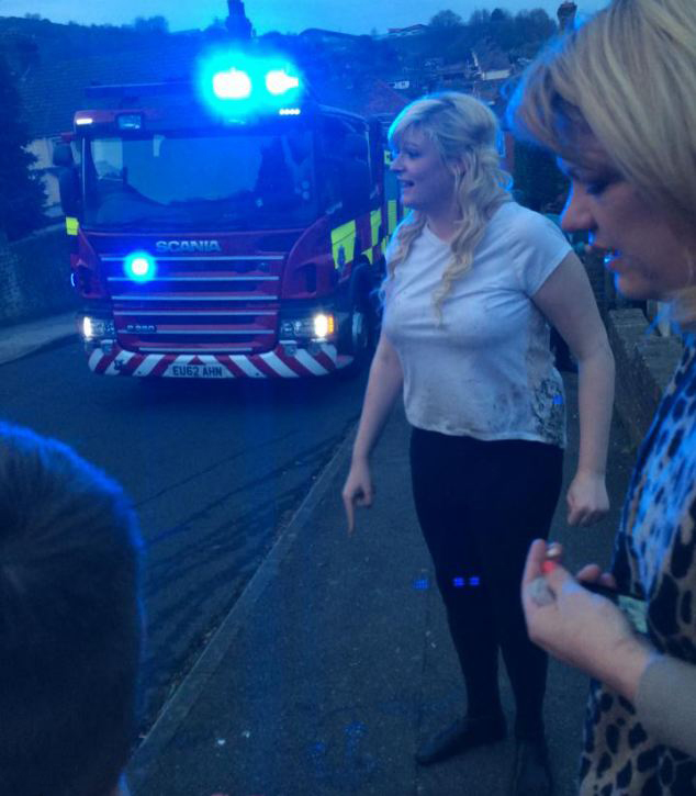 英16歲女孩撿手機被卡