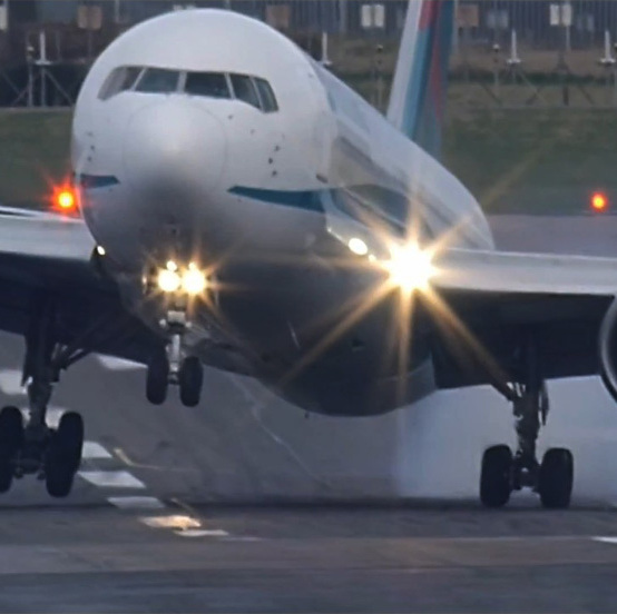 英國客機(jī)驚險(xiǎn)降落