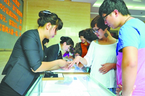 在北上廣等一線城市，鉆戒價格與國際接軌，價格不高，引發(fā)市民搶購潮。