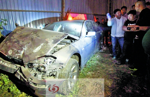 新鄭寶馬連撞兩車后沖進(jìn)戲臺邊人群致1死7傷 新鄭寶馬連撞兩車后沖進(jìn)戲臺邊人群致1死7傷