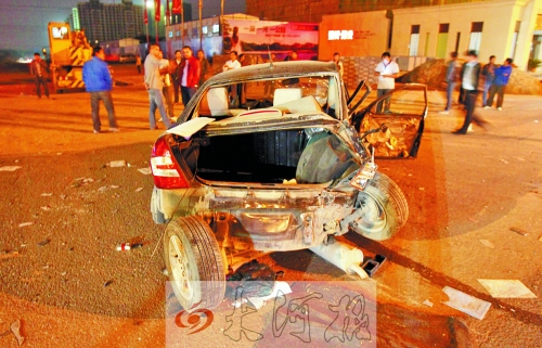 新鄭寶馬連撞兩車后沖進(jìn)戲臺邊人群致1死7傷 新鄭寶馬連撞兩車后沖進(jìn)戲臺邊人群致1死7傷