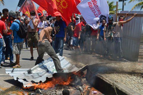 當(dāng)?shù)貢r(shí)間10月21日，巴西里約熱內(nèi)盧近海一座油田舉行開采權(quán)競(jìng)標(biāo)，引發(fā)示威者抗議，與負(fù)責(zé)安保的大量配槍巡邏士兵發(fā)生沖突。 CFP