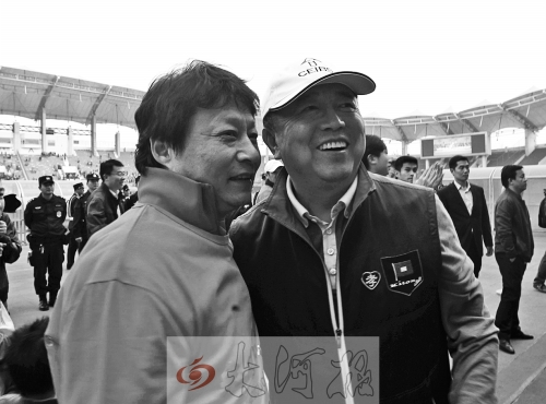 比賽結(jié)束后，老胡熱情擁抱老唐。