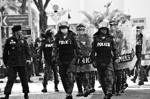 泰警察出動。