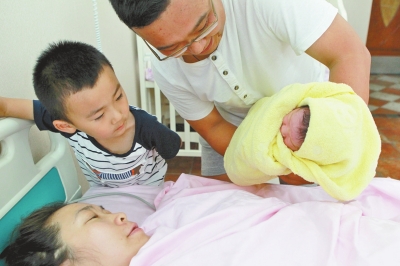 一家四口其樂融融，但二孩證卻讓男主人操心。