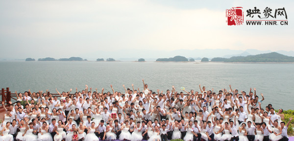 初夏喜宴八方客,千島笑迎粉佳人。