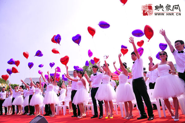 初夏喜宴八方客,千島笑迎粉佳人。