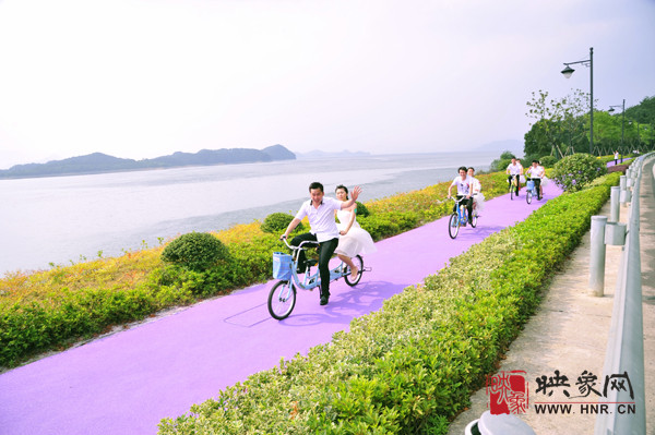 初夏喜宴八方客,千島笑迎粉佳人。