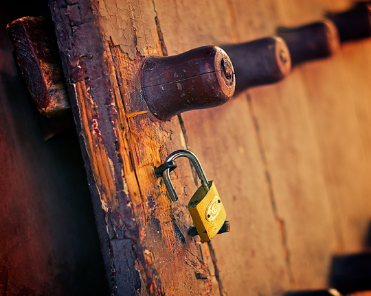 木門斑駁、銅鎖閑掛