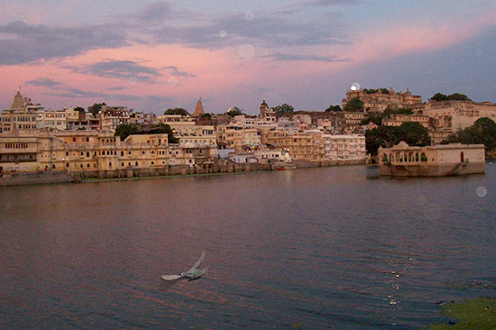 相遇烏代布爾 水天相接間感受浪漫與平靜 相遇烏代布爾 水天相接間感受浪漫與平靜