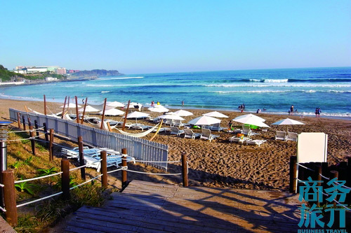 有一段偶來(lái)小路經(jīng)過(guò)新羅酒店所在的沙灘。