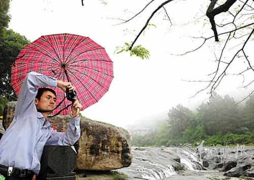 九鯉湖景區(qū)大霧籠罩,霧中美景若隱若現(xiàn),宛如人間仙境。