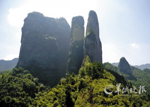 江郎山以“三爿石”著稱,三爿高約319米的巨石凌空而起。