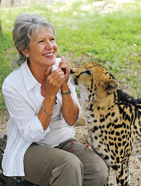 　　自然保護(hù)區(qū)、瀕危動(dòng)物 中心、奢華營地酒店,無一不是Lente女士熱愛動(dòng)物和大自然的杰作
