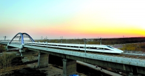 　　京廣高鐵連通南北大動(dòng)脈。