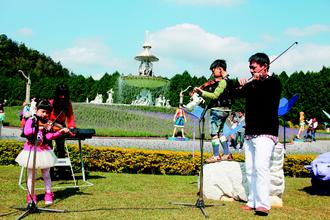 可愛的臺灣囝仔DoReMi家族以及樂樂莫札特樂團,周末都將會在歐洲花園園區(qū)內(nèi)演奏紫色狂想曲,提供 可愛的臺灣囝仔DoReMi家族以及樂樂莫札特樂團,周末都將會在歐洲花園園區(qū)內(nèi)演奏紫色狂想曲,提供