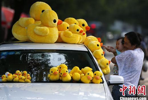 大黃鴨9月16日正式亮相北京 有望“長(zhǎng)高個(gè)兒” 大黃鴨9月16日正式亮相北京 有望“長(zhǎng)高個(gè)兒”