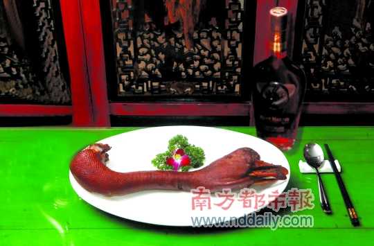 人頭馬誠印干邑白蘭地是高端宴席的佐餐佳釀，圖為鹵水老鵝頭