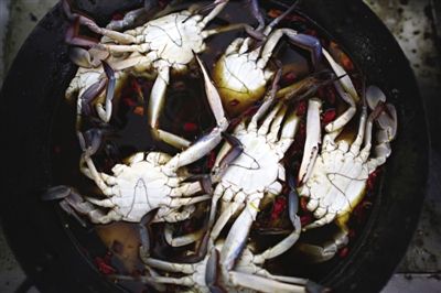 青蟹需用鹽水腌漬8個(gè)小時(shí)。