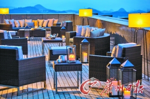 露臺能觀賞美麗山色。