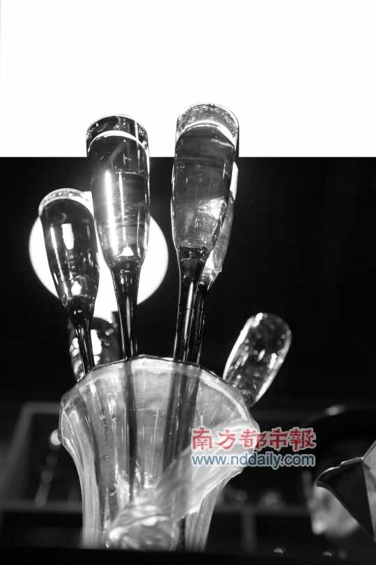 調(diào)制好的雞尾酒倒在造型奇特的玻璃杯中。