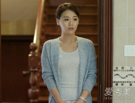 灰色開衫內(nèi)搭圓領(lǐng)的米色T恤，優(yōu)雅知性