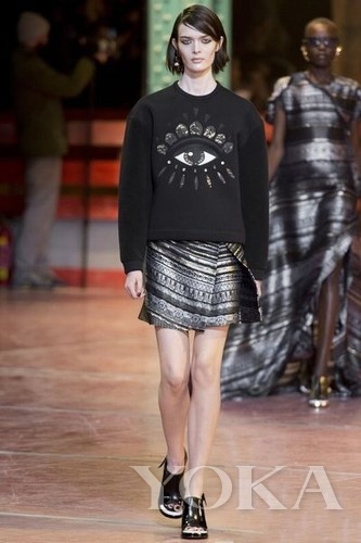 即將大熱LOGO出爐 女星領(lǐng)銜棄虎頭穿獨眼衛(wèi)衣 即將大熱LOGO出爐 女星領(lǐng)銜棄虎頭穿獨眼衛(wèi)衣