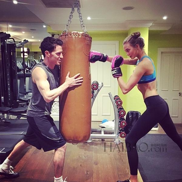 超?？ɡ颉た藙谒?(Karlie Kloss) 近期健身私照