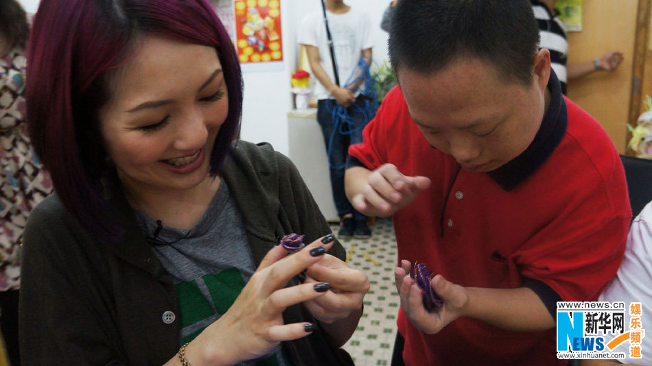 楊千嬅產后首亮相內地 獲贈嬰兒裝喜出望外 楊千嬅產后首亮相內地 獲贈嬰兒裝喜出望外