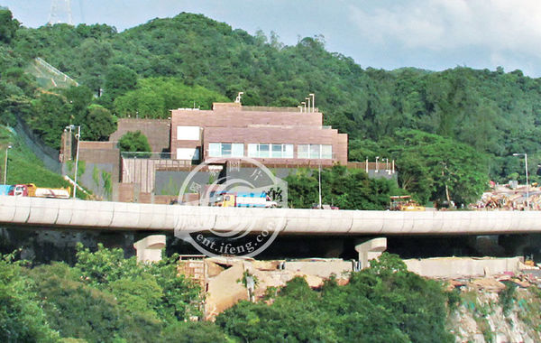 據(jù)悉，“皇宮”有3層高、分前后兩座大宅。前座兩層是邢家的游樂場，地下一層分別設(shè)有室外及室內(nèi)泳池，