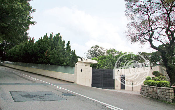 豪宅大門口。