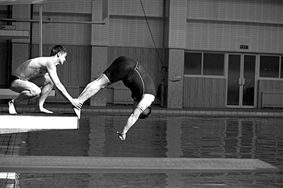 田亮正在給陳光標(biāo)把關(guān)、塑形。