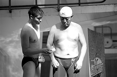 田亮給牛群解釋小鴨子的用途。