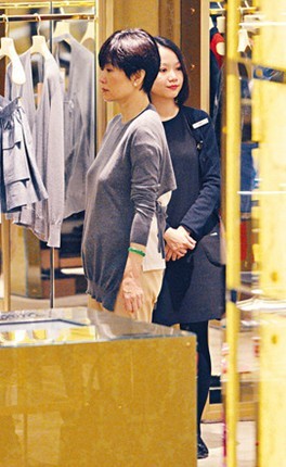 林青霞到香港購(gòu)物時(shí)疑似激凸 林青霞到香港購(gòu)物時(shí)疑似激凸