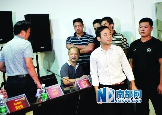 佛山精武會會長梁旭輝在弟子保護下來到現(xiàn)場。