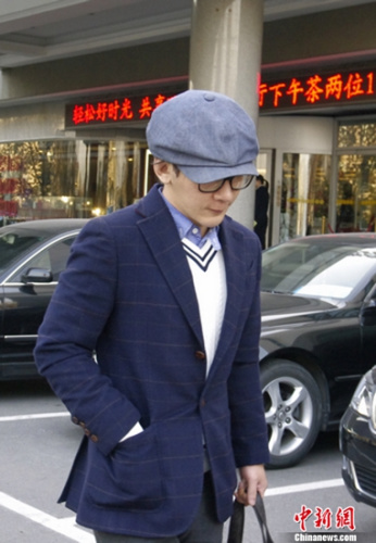 劉謙低調(diào)離開(kāi)酒店(羅攀 耿慶源攝) 劉謙低調(diào)離開(kāi)酒店(羅攀 耿慶源攝)