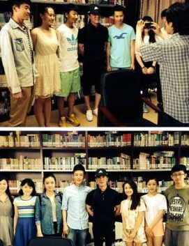 李詠與學(xué)生合影 李詠與學(xué)生合影