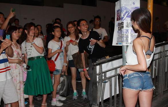 嫩模仙樂都性感著裝惹大叔圍觀，無懼與馬來西亞美女比身材。