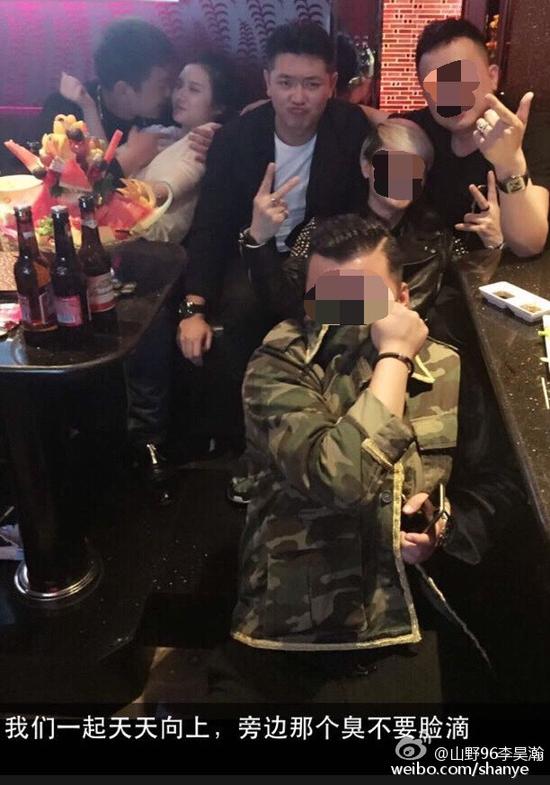 田源朋友辟謠稱左側(cè)抱著女子親吻的是田源的發(fā)小，女子的男友。